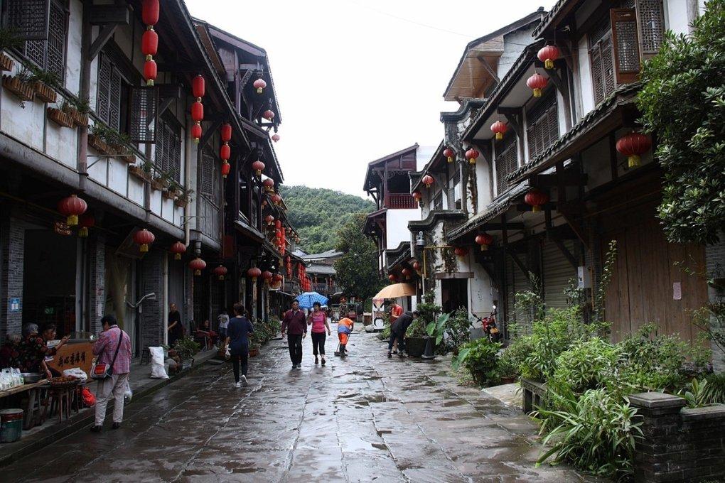 张雪峰发文：向郑州大学捐款300万，助学大一贫困生
